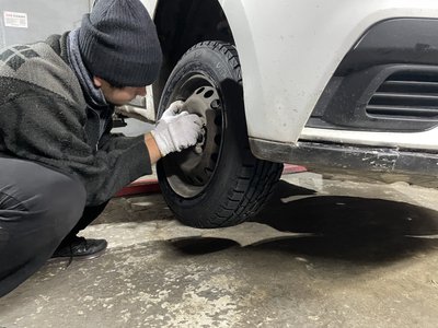 У Полтаві водії "перевзувають" автівки: чи здорожчала послуга У Полтаві водії "перевзувають" автівки: чи здорожчала послуга