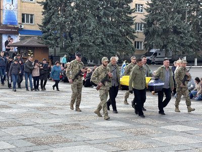 На Миколаївщині провели в останню путь військового Сергія Чоботаря На Миколаївщині провели в останню путь військового Сергія Чоботаря