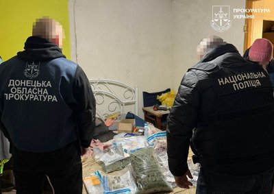 Понад 1 мільйон гривень обігу: на Донеччині викрили групу, яку підозрюють в торгівлі канабісом Понад 1 мільйон гривень обігу: на Донеччині викрили групу, яку підозрюють в торгівлі канабісом