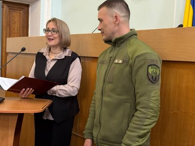 У Житомирі нагородили військового, який провів у полоні 32 місяці У Житомирі нагородили військового, який провів у полоні 32 місяці