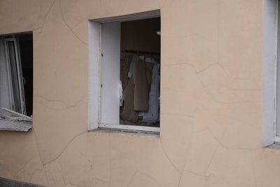 "На вахтерку впало вікно" — працівниця пошкодженої через удар РФ адмінбудівлі в Дніпрі "На вахтерку впало вікно" — працівниця пошкодженої через удар РФ адмінбудівлі в Дніпрі