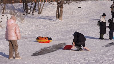 Від початку року загинули 5 людей. Дніпровські рятувальники розповіли, як врятуватися, якщо провалилися під кригу Від початку року загинули 5 людей. Дніпровські рятувальники розповіли, як врятуватися, якщо провалилися під кригу