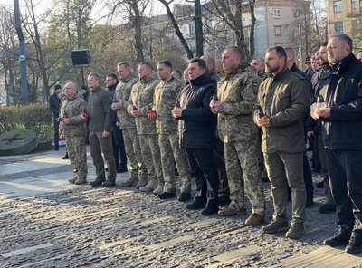 Зеленський та іноземні лідери у Києві вшанували пам’ять жертв Голодоморів Зеленський та іноземні лідери у Києві вшанували пам’ять жертв Голодоморів