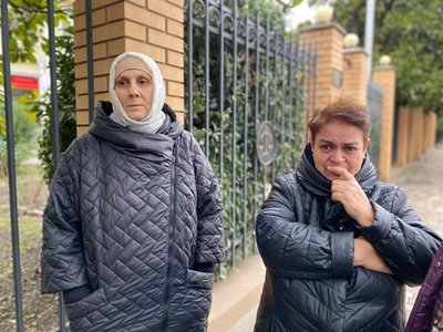 Qırımda diniy musulman cemaatınıñ azalarınıñ evlerini tinttiler, üç insannı tuttılar Qırımda diniy musulman cemaatınıñ azalarınıñ evlerini tinttiler, üç insannı tuttılar
