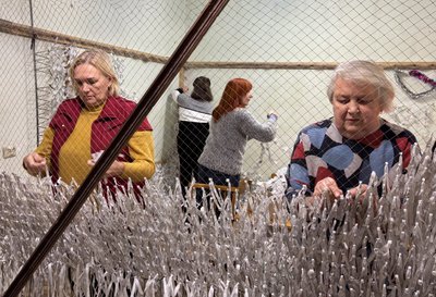 "Не зупинялись ні на день": у Хусті волонтери четвертий рік плетуть маскувальні сітки й кікімори "Не зупинялись ні на день": у Хусті волонтери четвертий рік плетуть маскувальні сітки й кікімори