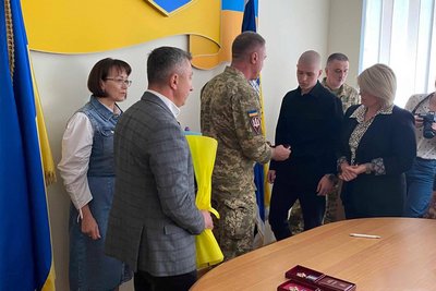 У Житомирі родинам полеглих воїнів вручили посмертні державні нагороди У Житомирі родинам полеглих воїнів вручили посмертні державні нагороди