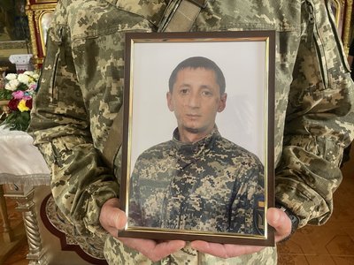 У Хмельницькому попрощалися з двома загиблими військовими — Анатолієм Роїком та Артемом Грошем У Хмельницькому попрощалися з двома загиблими військовими — Анатолієм Роїком та Артемом Грошем