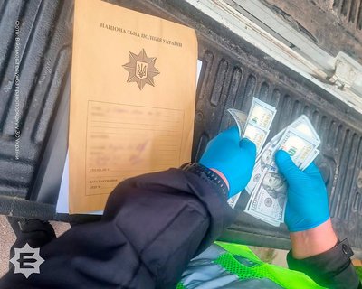 У Вінниці затримали жінку під час спроби дати хабар посадовцю ВСП У Вінниці затримали жінку під час спроби дати хабар посадовцю ВСП