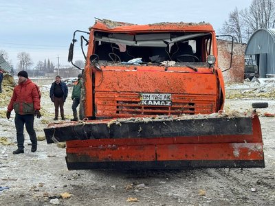 Удар по дорожниках: російські дрони атакували село Береза на Сумщині Удар по дорожниках: російські дрони атакували село Береза на Сумщині