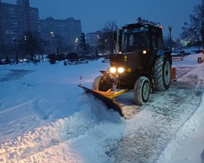 У Києві через сніг та ожеледицю на дорогах затори У Києві через сніг та ожеледицю на дорогах затори