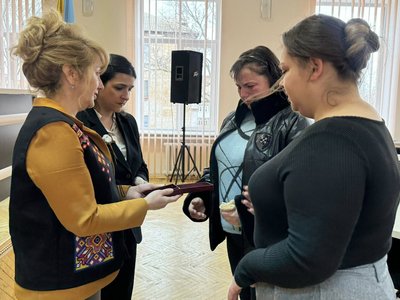 На Вінниччині родинам загиблих оборонців вручили державні нагороди На Вінниччині родинам загиблих оборонців вручили державні нагороди
