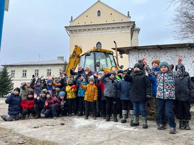 Хорова капела "Дударик " передала 103 бригаді ТрО екскаватор Хорова капела "Дударик " передала 103 бригаді ТрО екскаватор