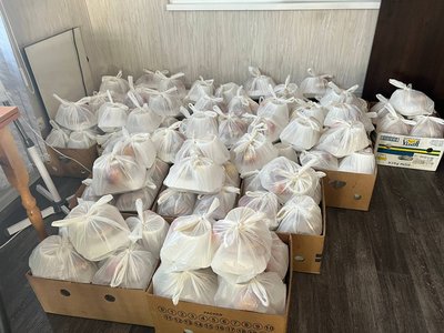 Обіди упаковують для роздачі відвідувачам соціальної кухні Обіди упаковують для роздачі відвідувачам соціальної кухні