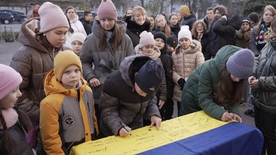 "Ми любимо ЗСУ": вінницький ліцей передав бійцям позашляховик та прилад нічного бачення "Ми любимо ЗСУ": вінницький ліцей передав бійцям позашляховик та прилад нічного бачення