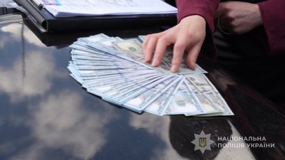 "Рішення" за 6 тисяч доларів: на Одещині затримали чоловіка за підозрою у зловживанні впливом "Рішення" за 6 тисяч доларів: на Одещині затримали чоловіка за підозрою у зловживанні впливом