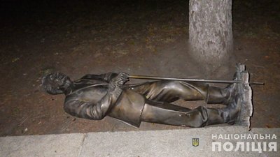 У Сумах чоловік намагався вкрасти пам'ятник з Меморіалу вічної слави У Сумах чоловік намагався вкрасти пам'ятник з Меморіалу вічної слави