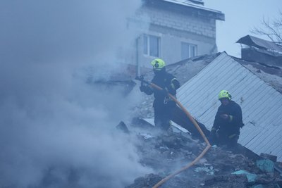 Рятувальники усувають наслідки ударів у центрі Харкова Рятувальники усувають наслідки ударів у центрі Харкова