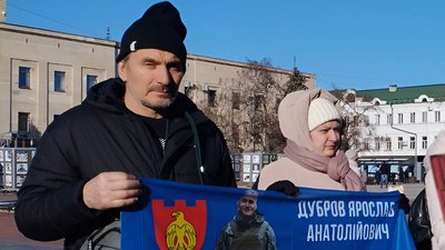 "Робимо все, щоб підтримати одне одного". У Кропивницькому влаштували акцію-нагадування про полонених та зниклих бійців "Робимо все, щоб підтримати одне одного". У Кропивницькому влаштували акцію-нагадування про полонених та зниклих бійців