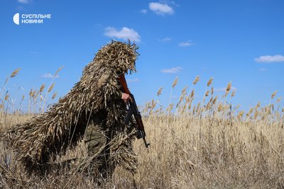 Військовий біжить очеретяними зарослями після висадки його групи з човна під час навчань з водними перешкодами на півдні України Військовий біжить очеретяними зарослями після висадки його групи з човна під час навчань з водними перешкодами на півдні України