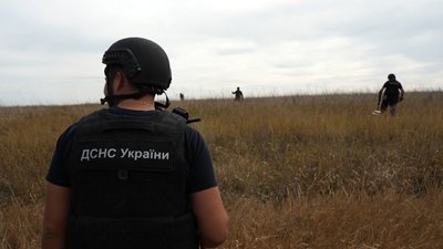 "Знищуємо на місті". Розмінування полів на Донеччині: як швидко можуть працювати сапери ДСНС "Знищуємо на місті". Розмінування полів на Донеччині: як швидко можуть працювати сапери ДСНС