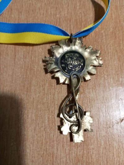 «Кожна квітка — це людина»: херсонський скульптор створює композиції з відстріляних гільз