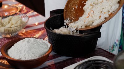 "Кулінарний спадок": як готують за бабусиним рецептом на Рівненщині тушковану капусту з картопляними кнедлями "Кулінарний спадок": як готують за бабусиним рецептом на Рівненщині тушковану капусту з картопляними кнедлями