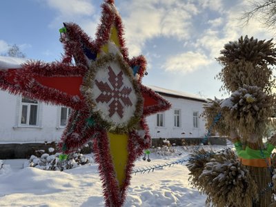 Двометрового дідуха та різдвяну зірку із вишивкою встановили у Музеї Кролевецького ткацтва Двометрового дідуха та різдвяну зірку із вишивкою встановили у Музеї Кролевецького ткацтва