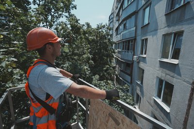 220 тисяч вибитих вікон у Харкові: чи вистачає сил замінювати їх після атак 220 тисяч вибитих вікон у Харкові: чи вистачає сил замінювати їх після атак
