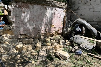 Пошкодження будинків, СТО та стайні: фото наслідків дронової атаки на Одесу Пошкодження будинків, СТО та стайні: фото наслідків дронової атаки на Одесу
