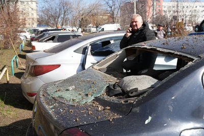 У Слобідському районі Харкова розбите скло в машинах після атаки дронів РФ 26 березня 2026 року У Слобідському районі Харкова розбите скло в машинах після атаки дронів РФ 26 березня 2026 року