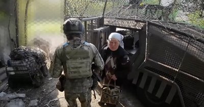 "Під руськими я жити не хочу". Десантники евакуювали літню жінку із Покровського району "Під руськими я жити не хочу". Десантники евакуювали літню жінку із Покровського району