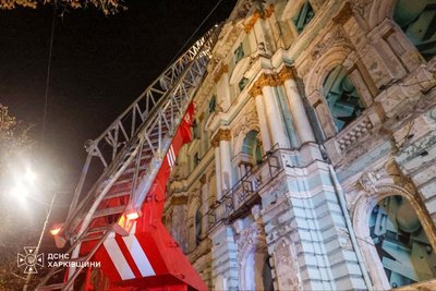 Пожежу у Палаці праці в центрі Харкова гасили понад 40 рятувальників Пожежу у Палаці праці в центрі Харкова гасили понад 40 рятувальників