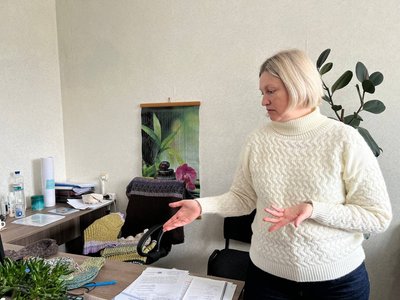 "Вони нас оберігають, а ми їх утеплюємо": як Черкащині працює волонтерська "вʼязальна рота" "Вони нас оберігають, а ми їх утеплюємо": як Черкащині працює волонтерська "вʼязальна рота"