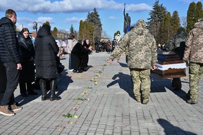 На Тернопільщині попрощалися із захисниками Василем Климковським і Ярославом Малишком На Тернопільщині попрощалися із захисниками Василем Климковським і Ярославом Малишком