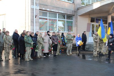 На Черкащині попрощались із захисником, який загинув у бою на Харківщині На Черкащині попрощались із захисником, який загинув у бою на Харківщині