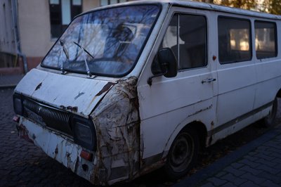 Покинуті авто у Чернівцях: у яких випадках їх евакуюють Покинуті авто у Чернівцях: у яких випадках їх евакуюють