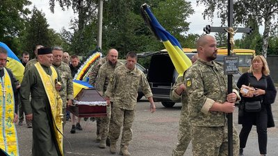 У Чернівцях прощалися з ветеранкою Ілоною Капельницькою, яка загинула внаслідок атаки РФ У Чернівцях прощалися з ветеранкою Ілоною Капельницькою, яка загинула внаслідок атаки РФ
