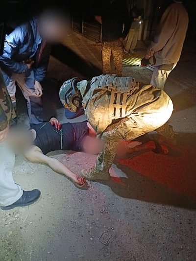 Прикордонники надали допомогу пораненому чоловіку в Одесі після нічної атаки дронів Прикордонники надали допомогу пораненому чоловіку в Одесі після нічної атаки дронів