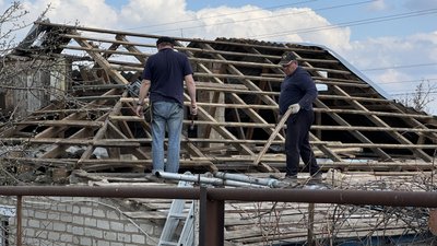 Роман і Віталій лагодять дах Іллінівка Краматорський район Донецька область 14 квітня 2025 рік Роман і Віталій лагодять дах Іллінівка Краматорський район Донецька область 14 квітня 2025 рік