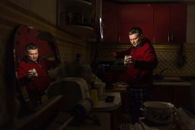 Священник Влад готує вечерю у своїй квартирі в Покровську 10 листопада 2024 року Священник Влад готує вечерю у своїй квартирі в Покровську 10 листопада 2024 року