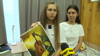 Софія ілюструє малюнки, які зробила для нового житла Софія ілюструє малюнки, які зробила для нового житла