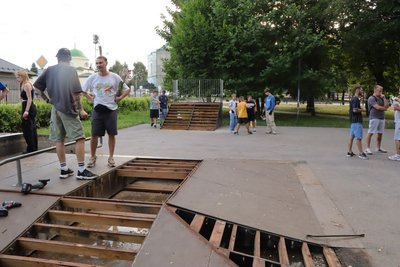 В Охтирці на Сумщині громадські активісти ремонтують скейтодром
