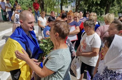 У селі на Вінниччині зустріли звільненого з полону Антона Чорного У селі на Вінниччині зустріли звільненого з полону Антона Чорного
