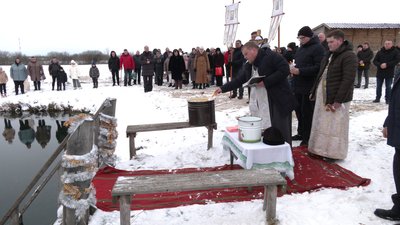 "Відчути душею і тілом": як жителі Рівненщини молились та занурювались у воду на Водохреще "Відчути душею і тілом": як жителі Рівненщини молились та занурювались у воду на Водохреще