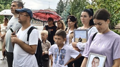 "Хвилиною мовчання" вшанували героїв: у Миколаєві відбулося спецпогашення благодійної марки "Хвилиною мовчання" вшанували героїв: у Миколаєві відбулося спецпогашення благодійної марки