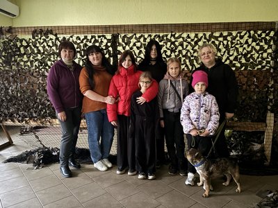 У селах Житомирщини жінки щодня плетуть сітки для військових У селах Житомирщини жінки щодня плетуть сітки для військових