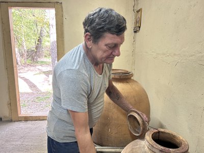 У селі на Полтавщині чоловік виготовляє вино за унікальною стародавньою технологією У селі на Полтавщині чоловік виготовляє вино за унікальною стародавньою технологією