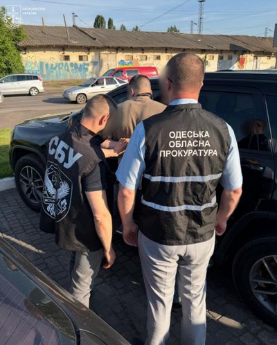 Зловживання впливом на Укрзалізниці: в Одесі затримали посадовця залізниці Зловживання впливом на Укрзалізниці: в Одесі затримали посадовця залізниці