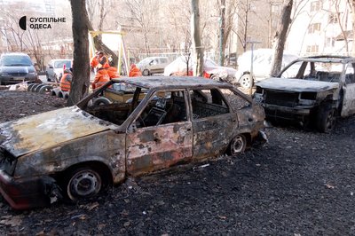 "Горіли наші машини": мешканці будинку в Одесі, в який влучили уламки дрона, оговтуються після пережитого "Горіли наші машини": мешканці будинку в Одесі, в який влучили уламки дрона, оговтуються після пережитого
