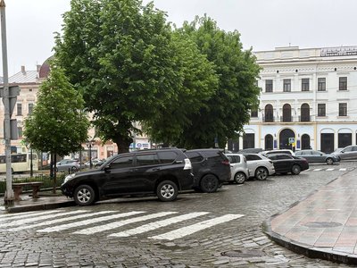 Чому парковка під міськрадою в Чернівцях не є платною та скільки в місті парковок, за які треба платити Чому парковка під міськрадою в Чернівцях не є платною та скільки в місті парковок, за які треба платити